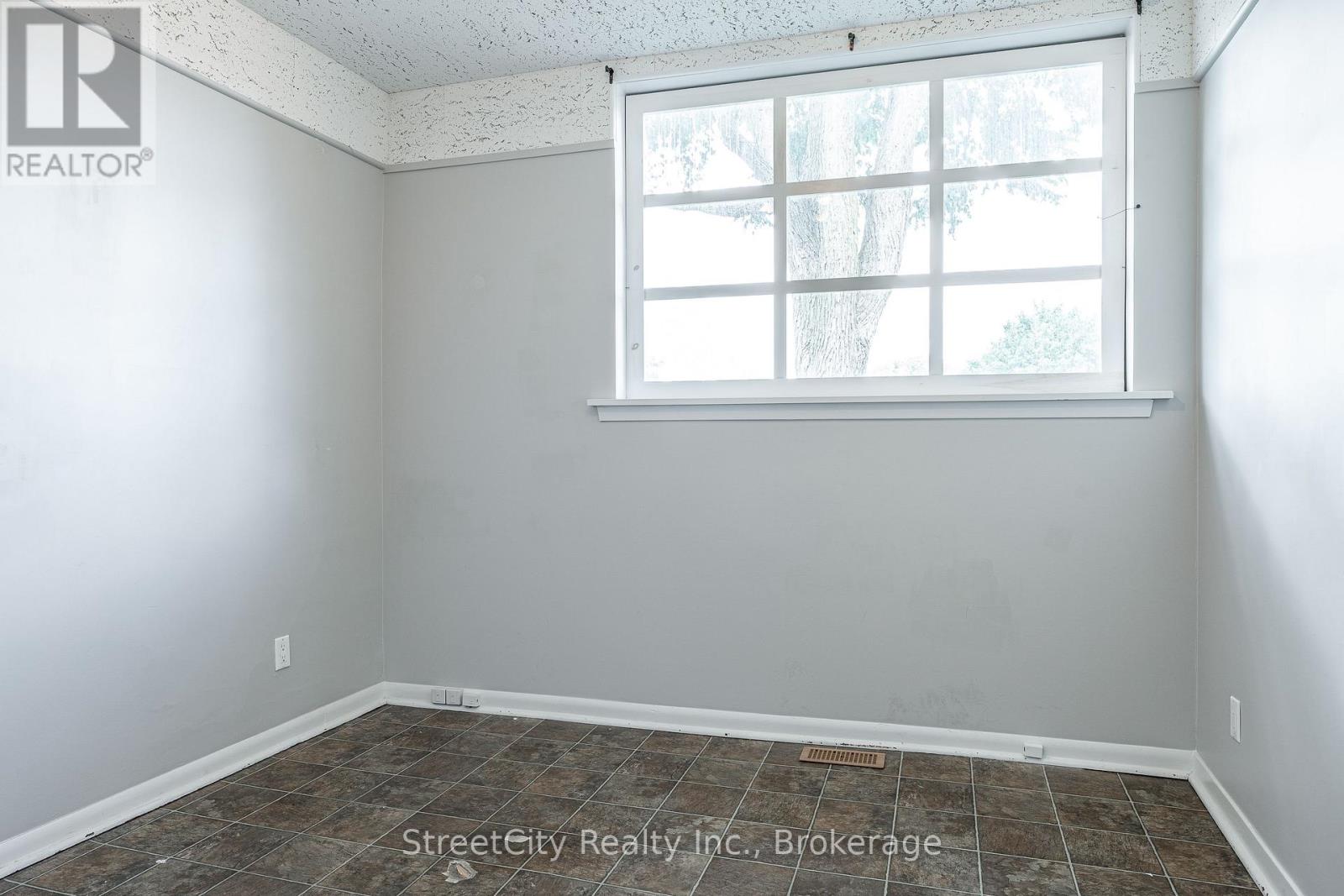 19 Waterloo Street S, Stratford, Ontario  N5A 4A5 - Photo 12 - X12390681