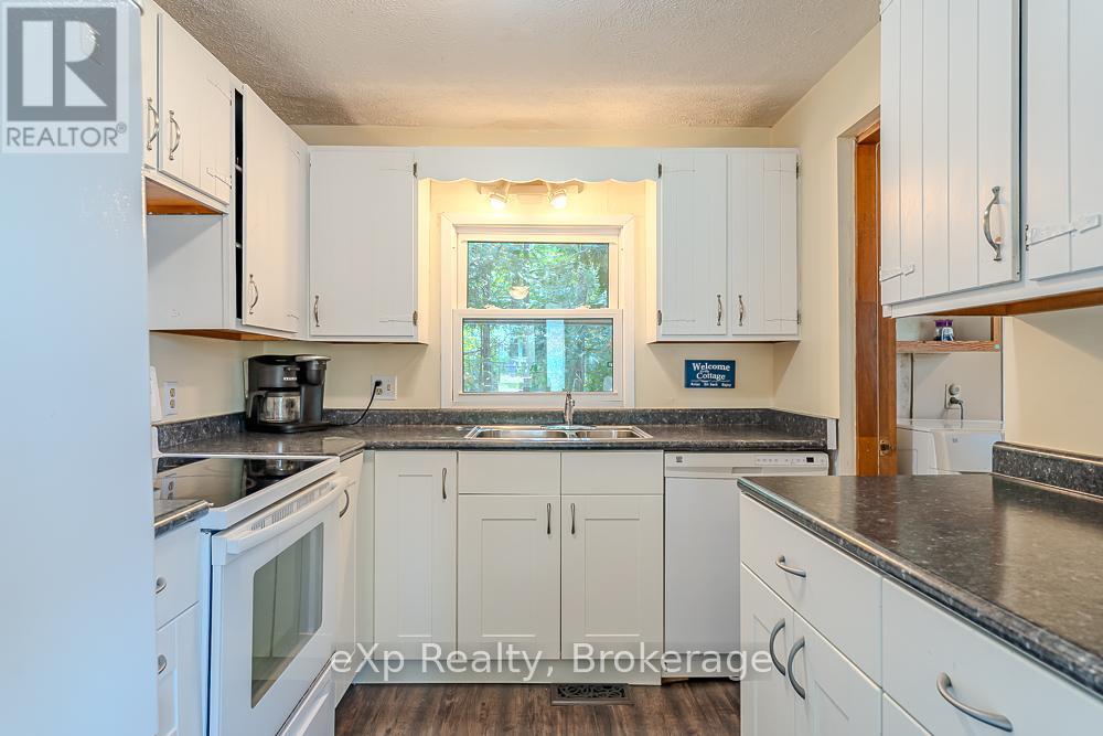212 Green Street, Saugeen Shores, Ontario  N0H 2C0 - Photo 8 - X12391568