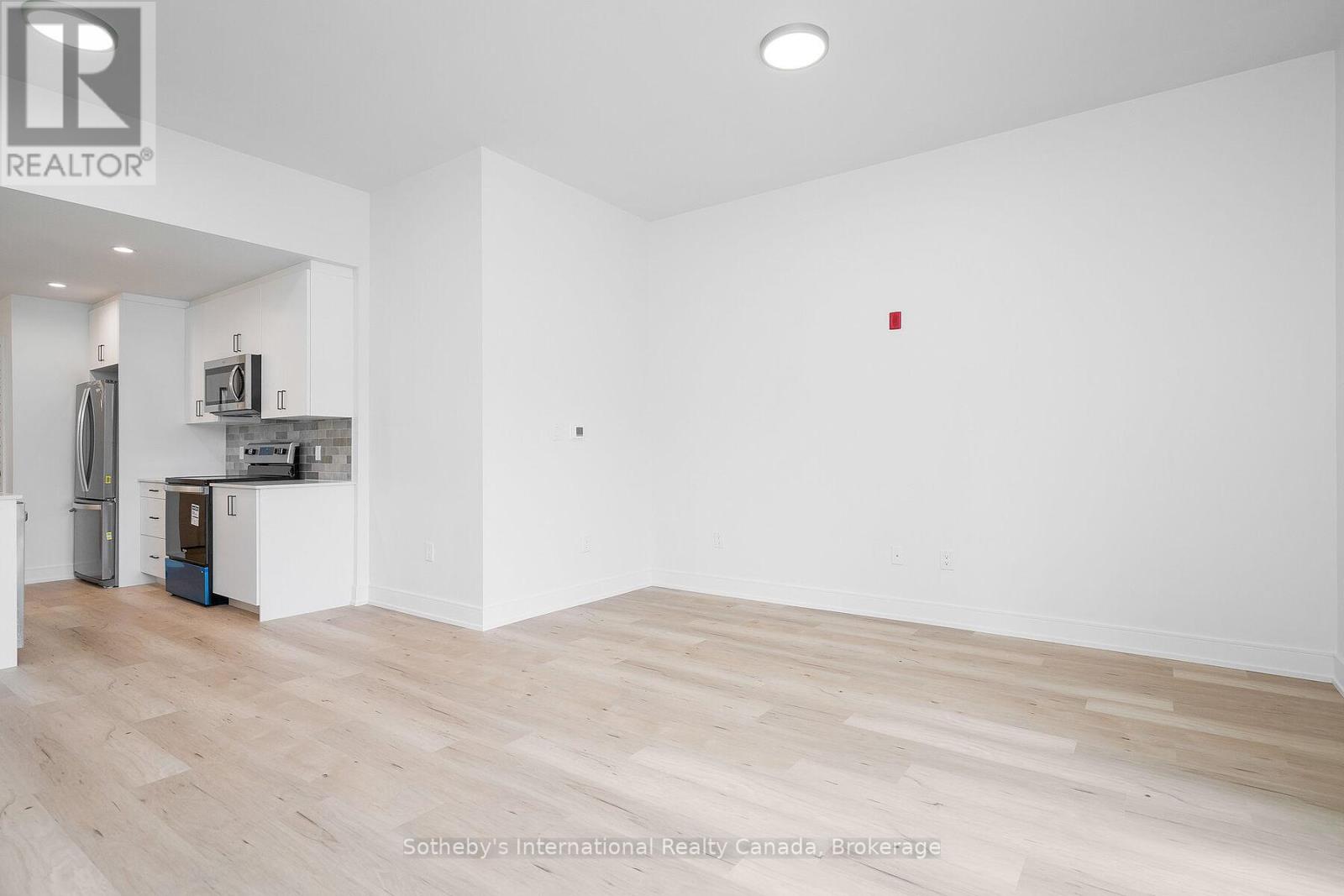 221 - 121 Mary Street, Clearview, Ontario  L0M 1G0 - Photo 10 - S12392556