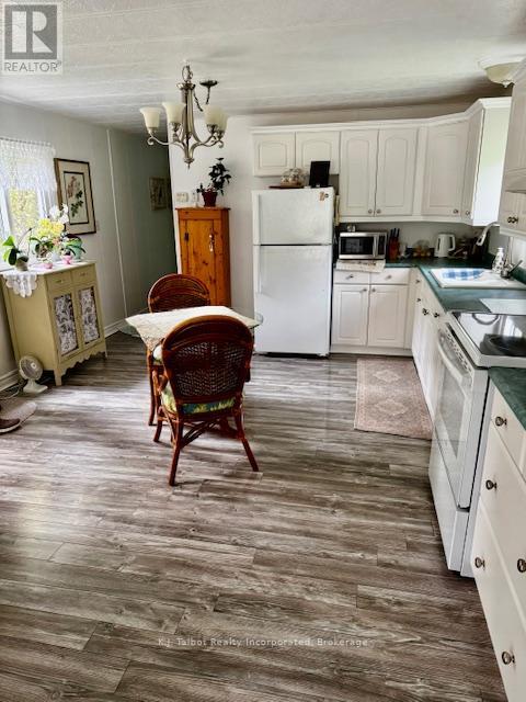 213 Chestnut Drive Drive S, Central Huron, Ontario  N0M 1G0 - Photo 6 - X12397405