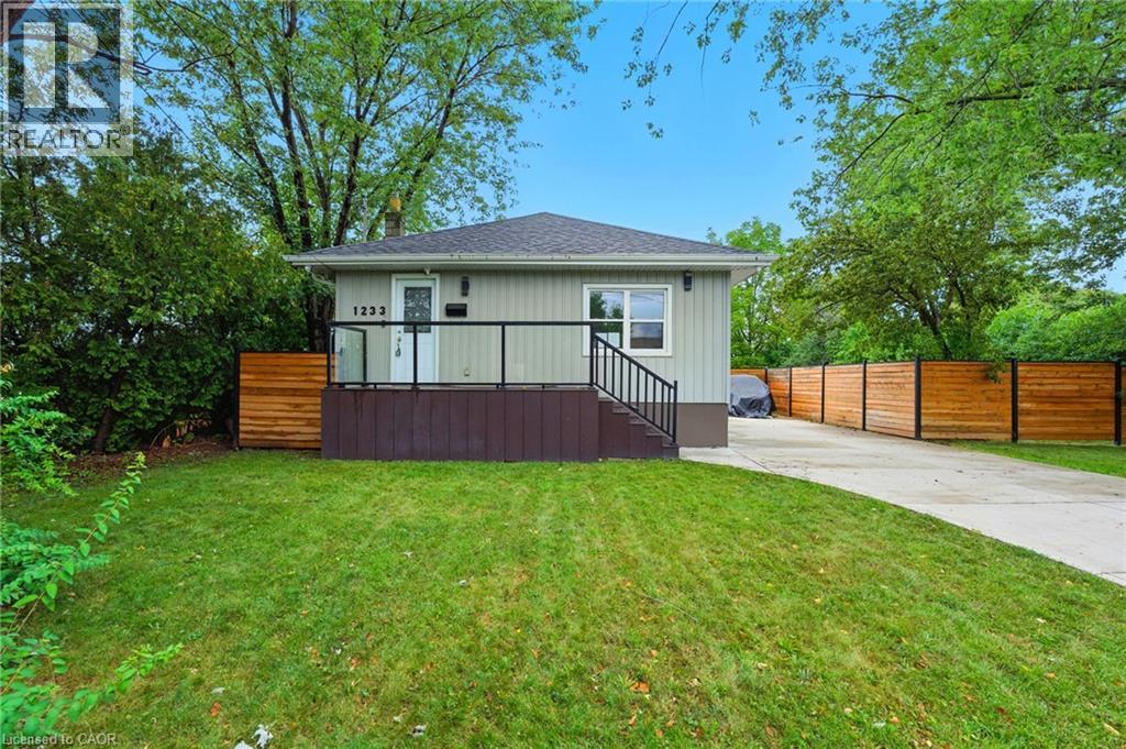 1233 CORIC Avenue, Burlington, Ontario