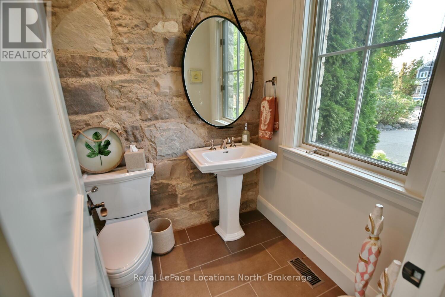 107 Stuart Court, Blue Mountains, Ontario  N0H 2P0 - Photo 4 - X12399565