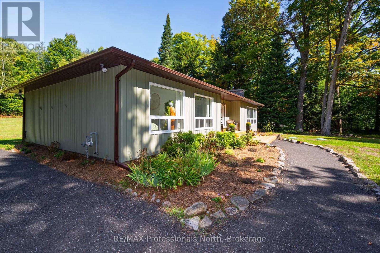 106 Ladell Heights Crescent, Huntsville, Ontario  P0B 1L0 - Photo 2 - X12404622