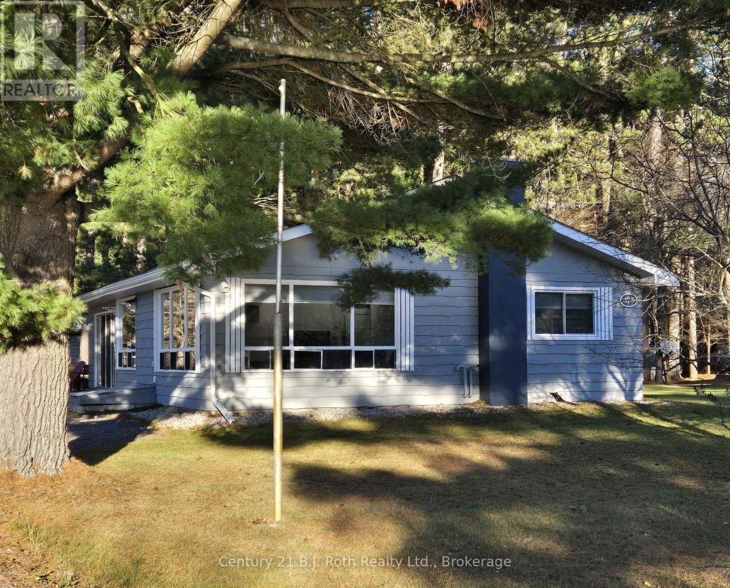 375 Santas Village Road, Bracebridge, Ontario  P1L 1W8 - Photo 3 - X12404991