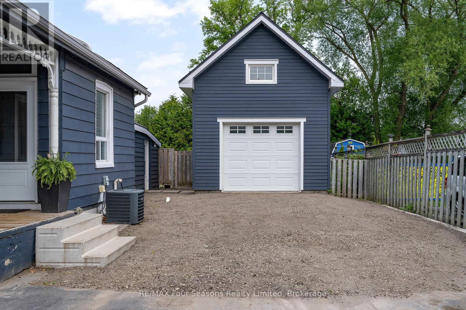 43 Cedar Street, Collingwood, Ontario  L9Y 3A4 - Photo 3 - S12405834