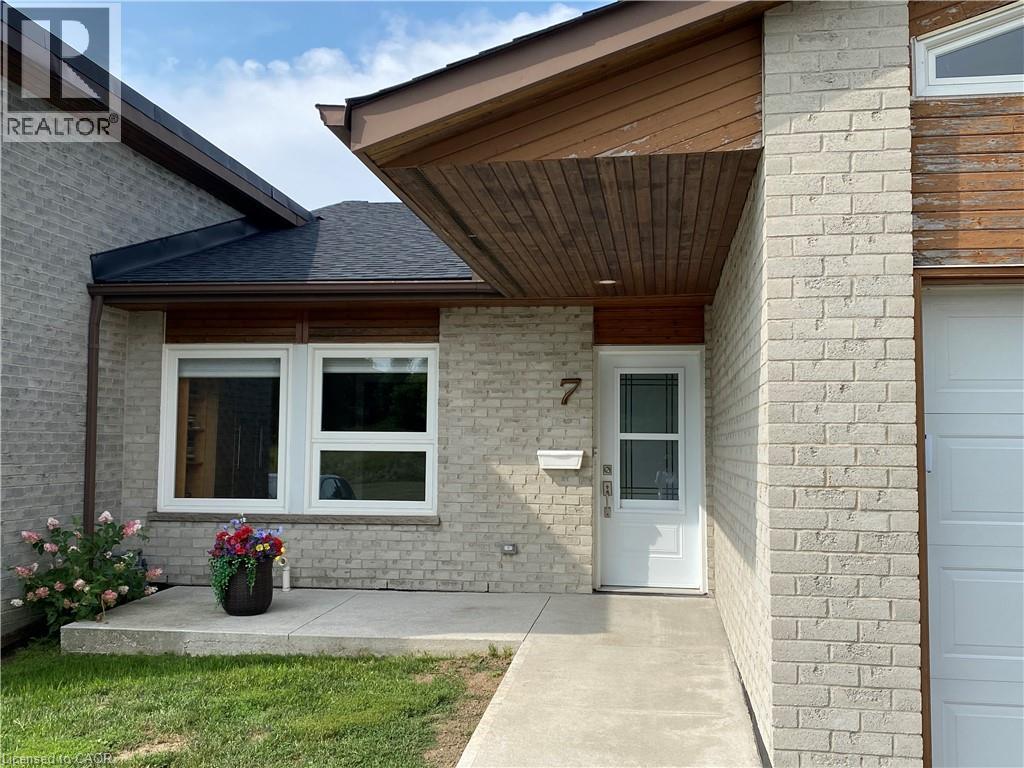 7 Cardinal Mindszenty Boulevard, Hamilton, Ontario  L9B 2M3 - Photo 2 - 40770111