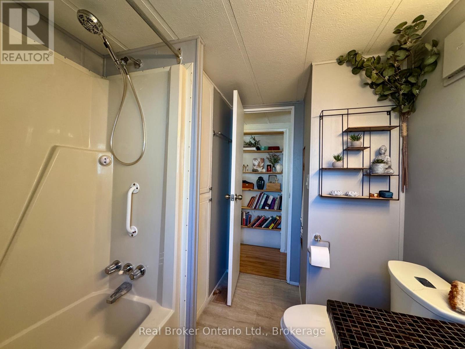 243 - 580 Beaver Creek Road, Waterloo, Ontario  N2J 3Z4 - Photo 11 - X12408408