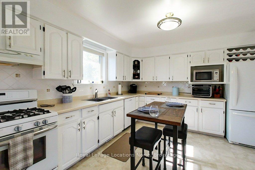 306 Lakeshore Road N, Meaford, Ontario  N4L 0A7 - Photo 10 - X12419900