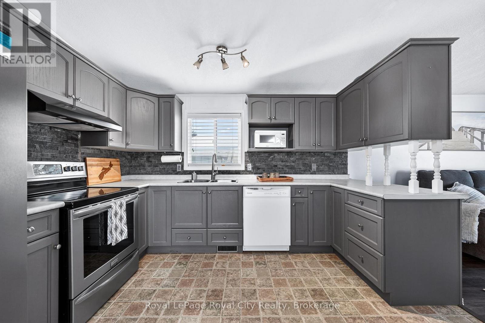 6 Water (Pvt) Street, Puslinch, Ontario  N1H 6H9 - Photo 11 - X12422338