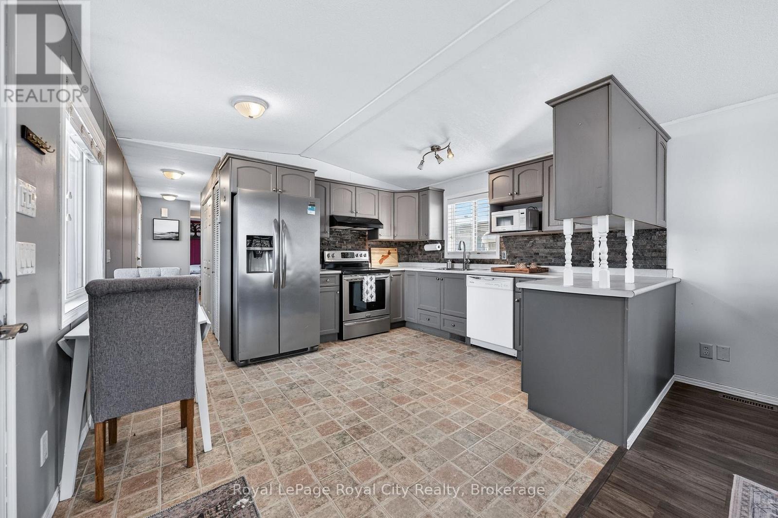 6 Water (Pvt) Street, Puslinch, Ontario  N1H 6H9 - Photo 5 - X12422338