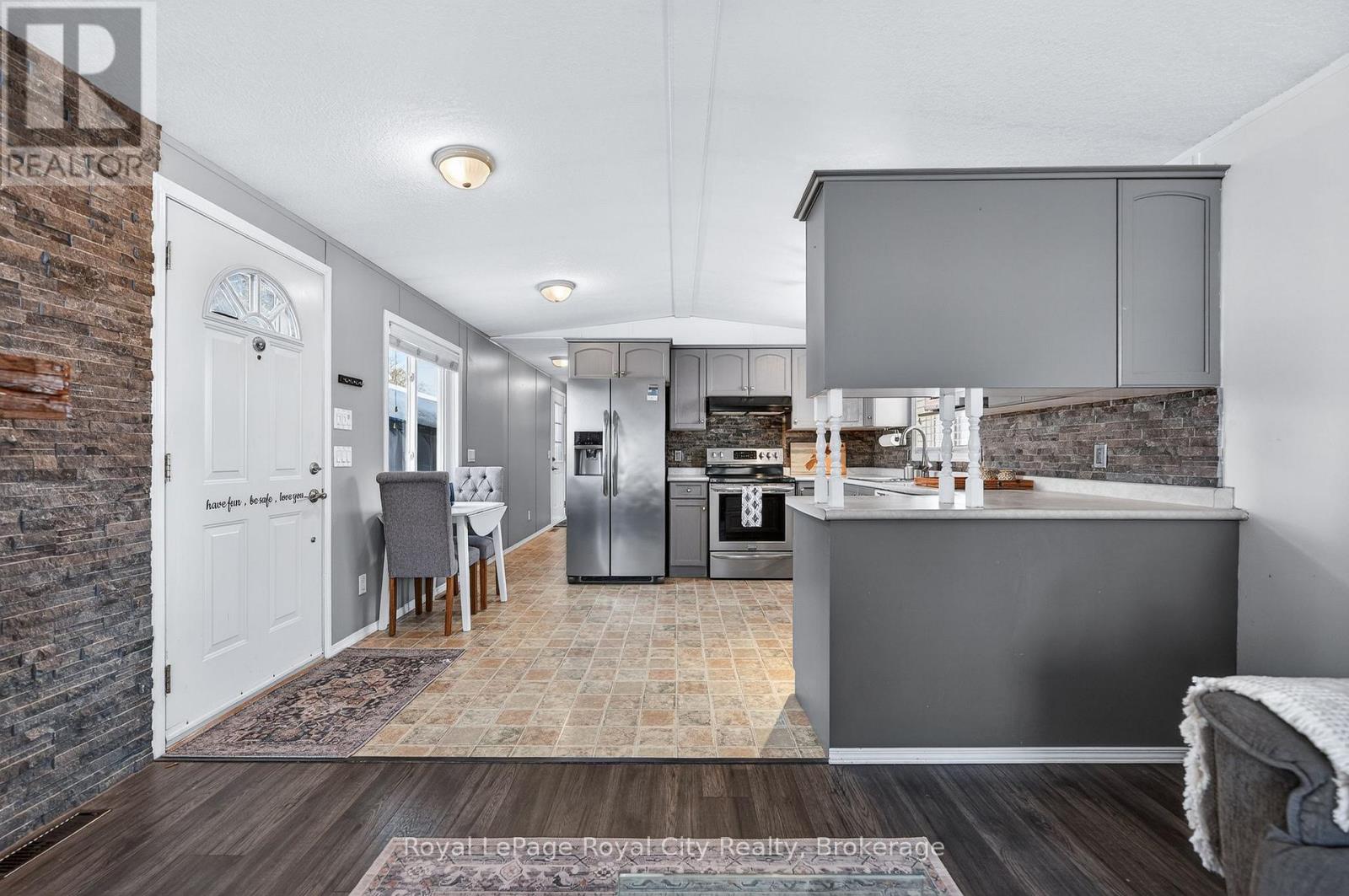 6 Water (Pvt) Street, Puslinch, Ontario  N1H 6H9 - Photo 8 - X12422338