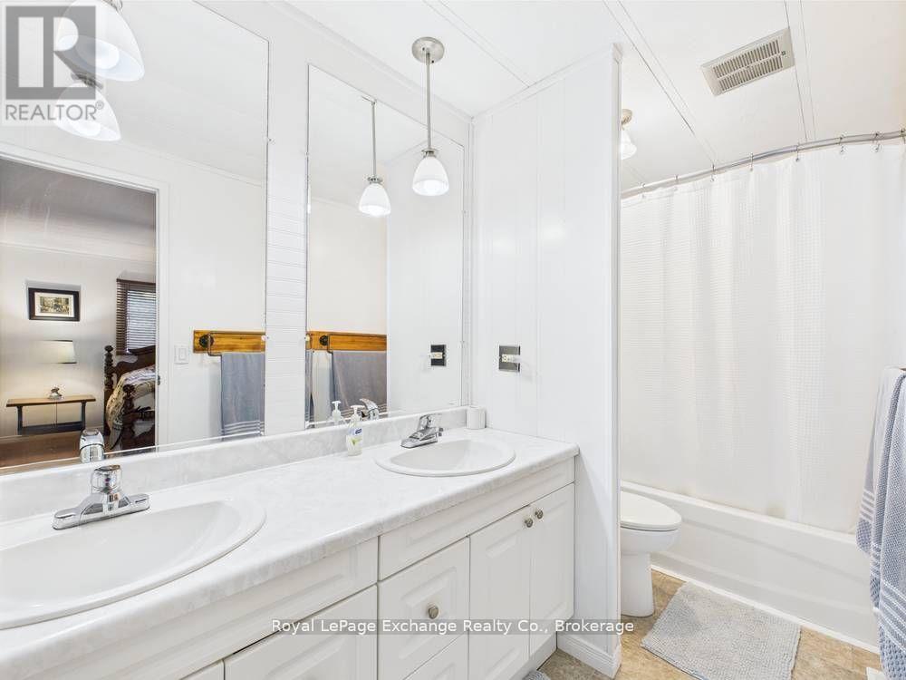 112 Huron Road, Huron-Kinloss, Ontario  N0G 2R0 - Photo 12 - X12433094