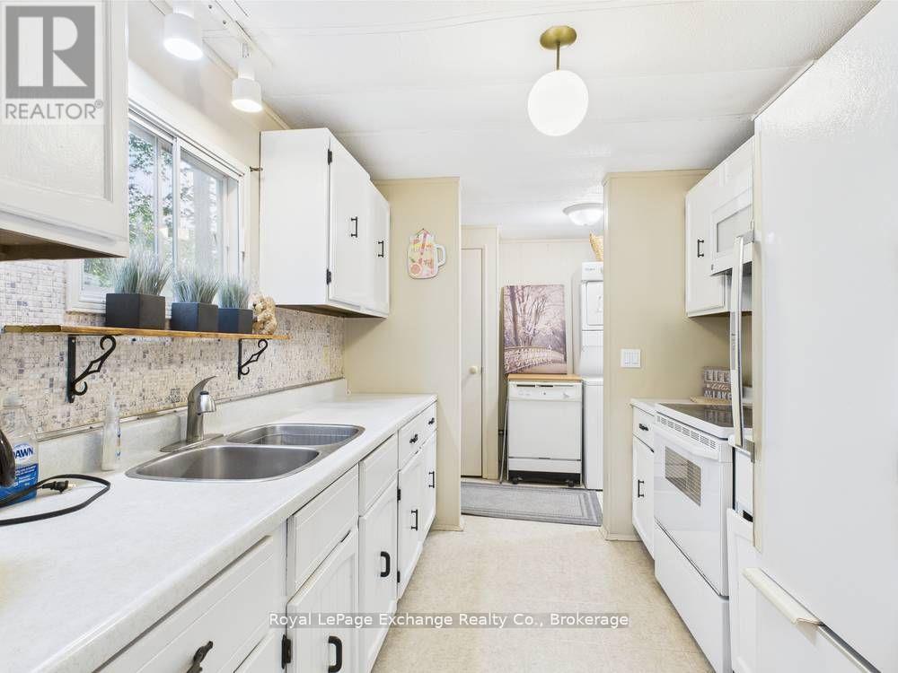 112 Huron Road, Huron-Kinloss, Ontario  N0G 2R0 - Photo 14 - X12433094