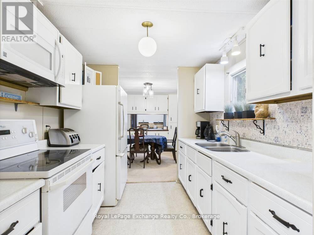 112 Huron Road, Huron-Kinloss, Ontario  N0G 2R0 - Photo 15 - X12433094