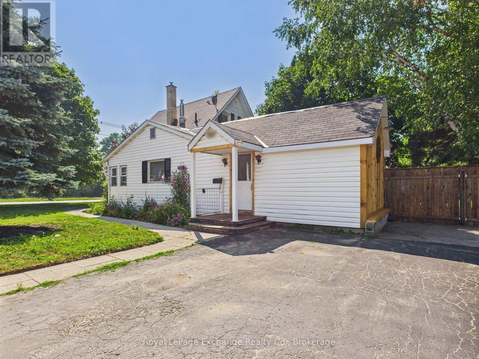 557 Market Street, Saugeen Shores, Ontario  N0H 2C4 - Photo 1 - X12439302