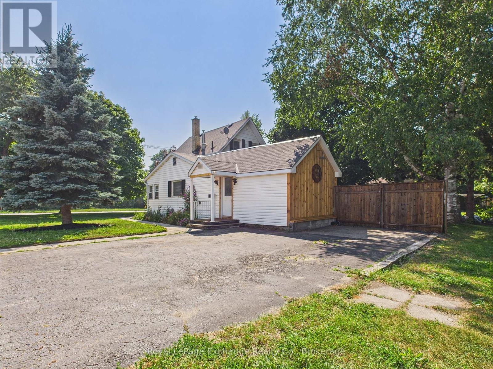 557 Market Street, Saugeen Shores, Ontario  N0H 2C4 - Photo 11 - X12439302