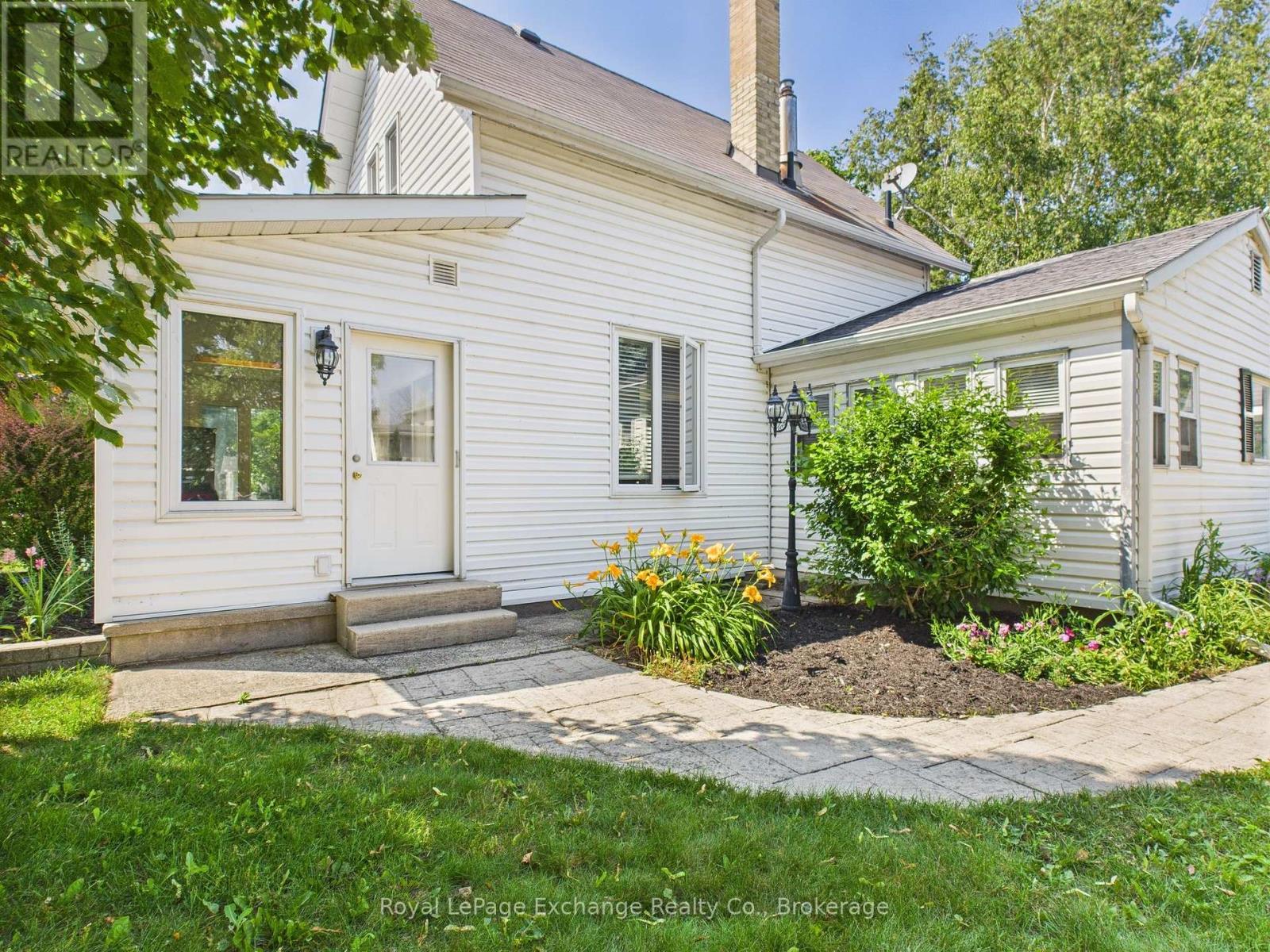 557 Market Street, Saugeen Shores, Ontario  N0H 2C4 - Photo 2 - X12439302