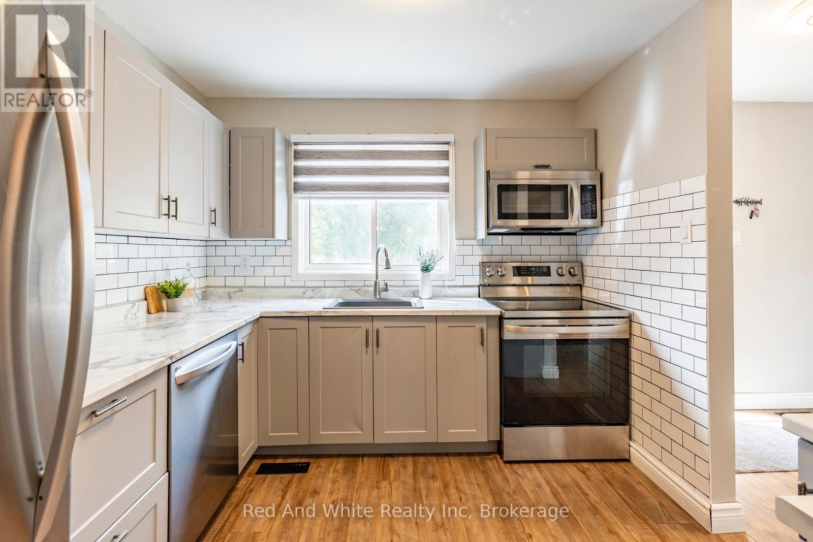 3 - 255 Northlake Drive, Waterloo, Ontario  N2V 1Z2 - Photo 2 - X12442100