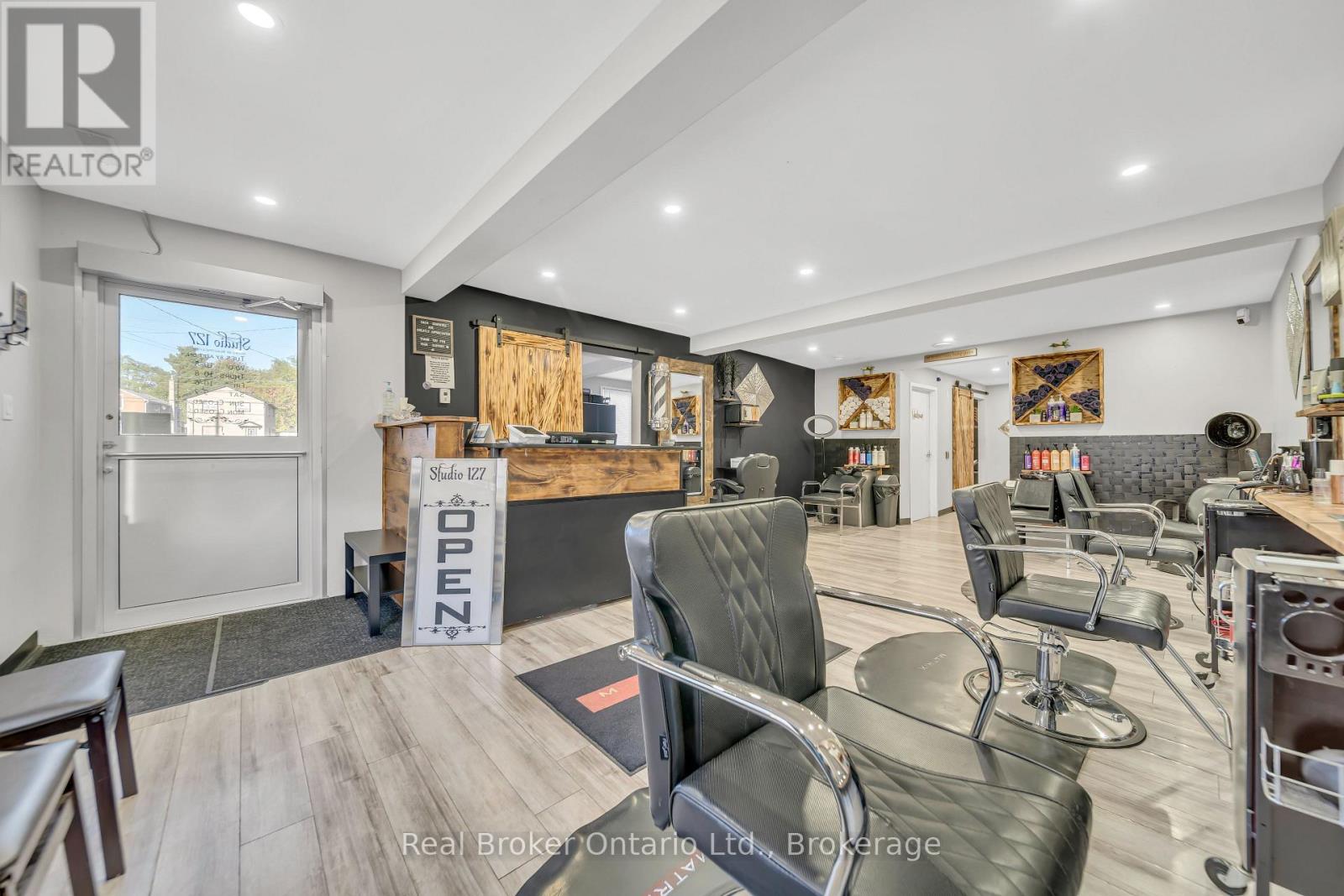1302 Swan Street, North Dumfries, Ontario  N0B 1E0 - Photo 4 - X12442200
