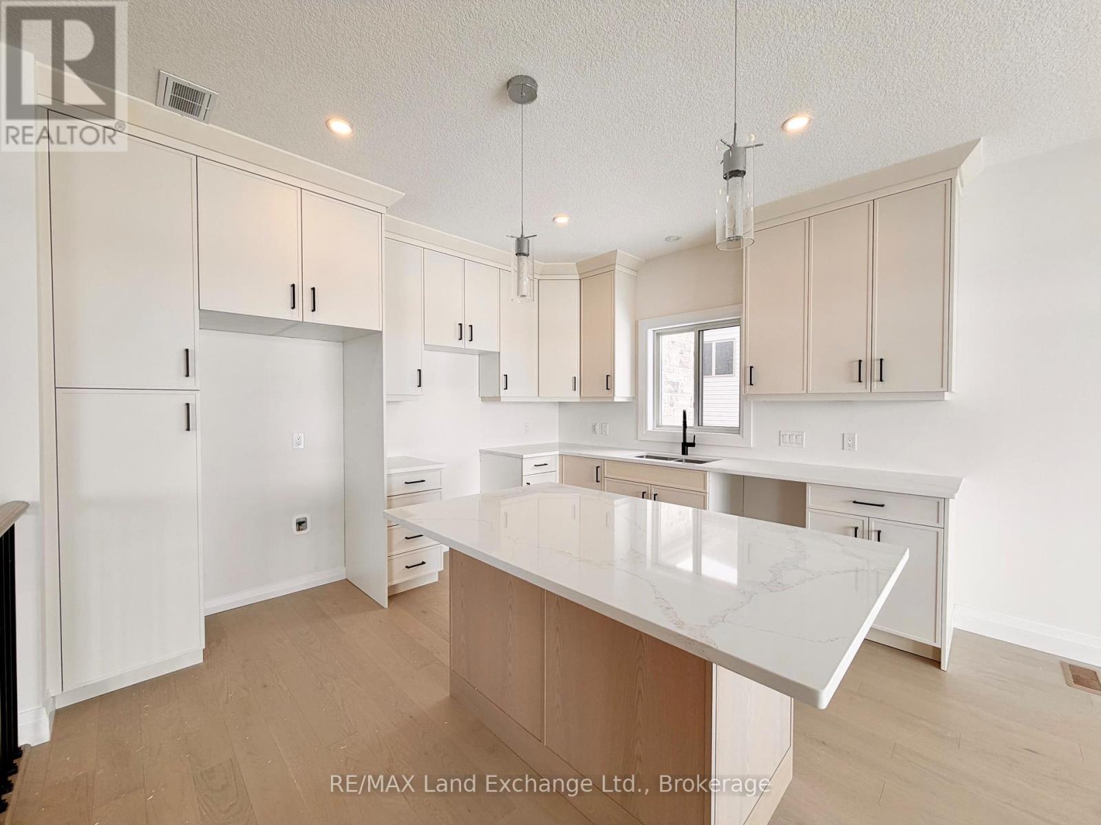 379 Ridge Street, Saugeen Shores, Ontario  N0H 2C3 - Photo 12 - X12447807