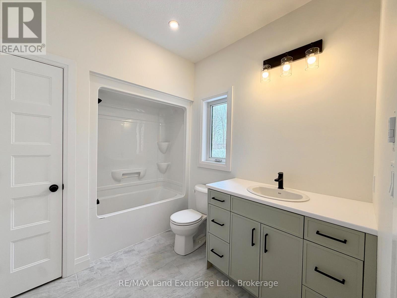 379 Ridge Street, Saugeen Shores, Ontario  N0H 2C3 - Photo 8 - X12447807