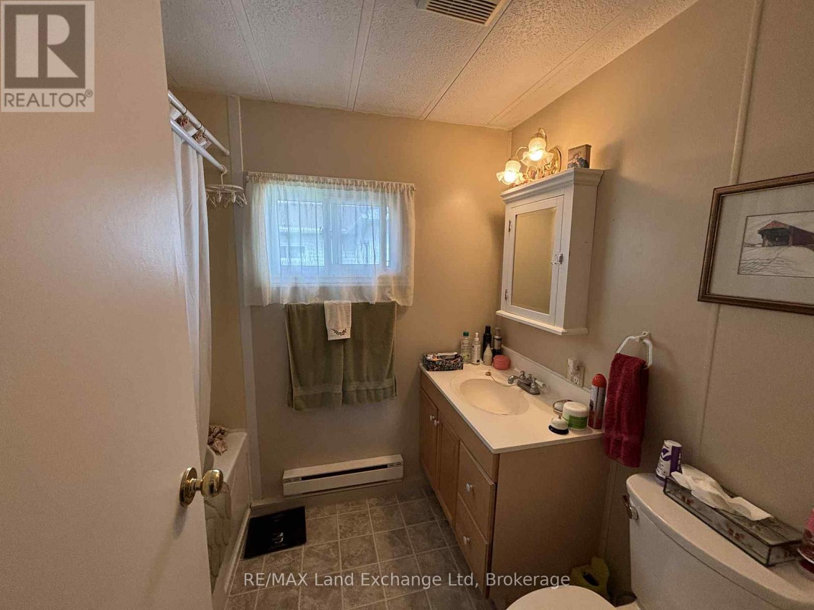 35 Briarwood Crescent, North Huron, Ontario  N0G 2W0 - Photo 11 - X12450512