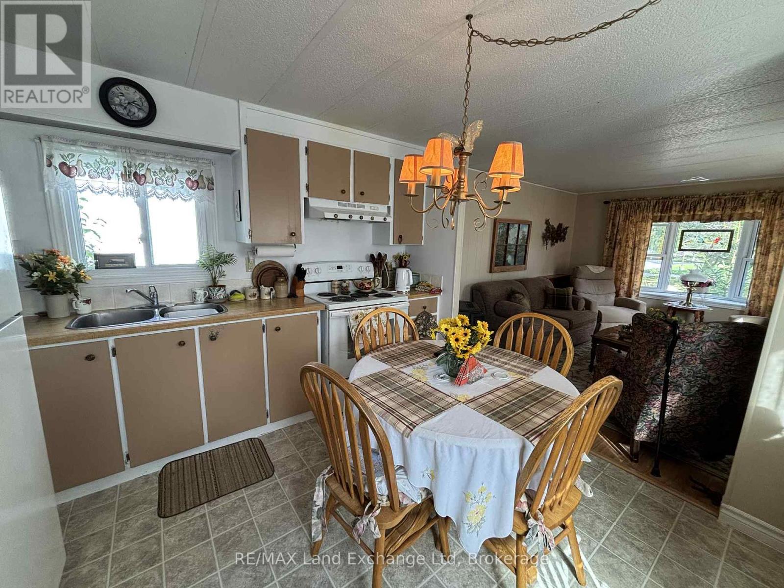 35 Briarwood Crescent, North Huron, Ontario  N0G 2W0 - Photo 5 - X12450512