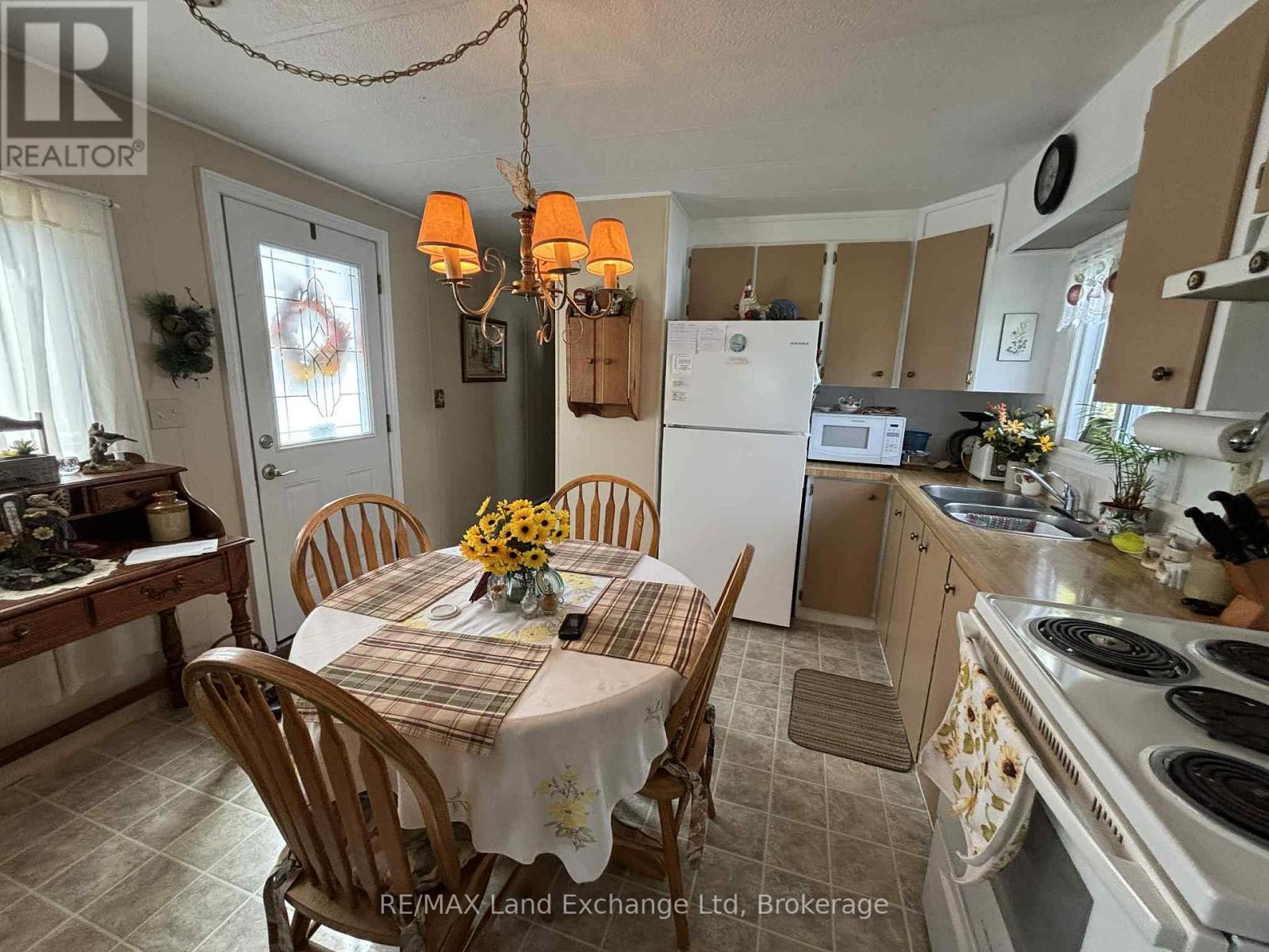 35 Briarwood Crescent, North Huron, Ontario  N0G 2W0 - Photo 6 - X12450512