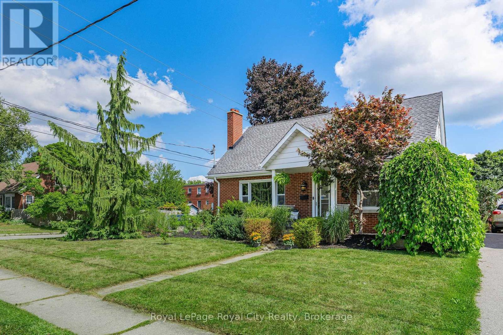 15 Dudhope Avenue, Cambridge, Ontario  N1R 4T2 - Photo 1 - X12451684