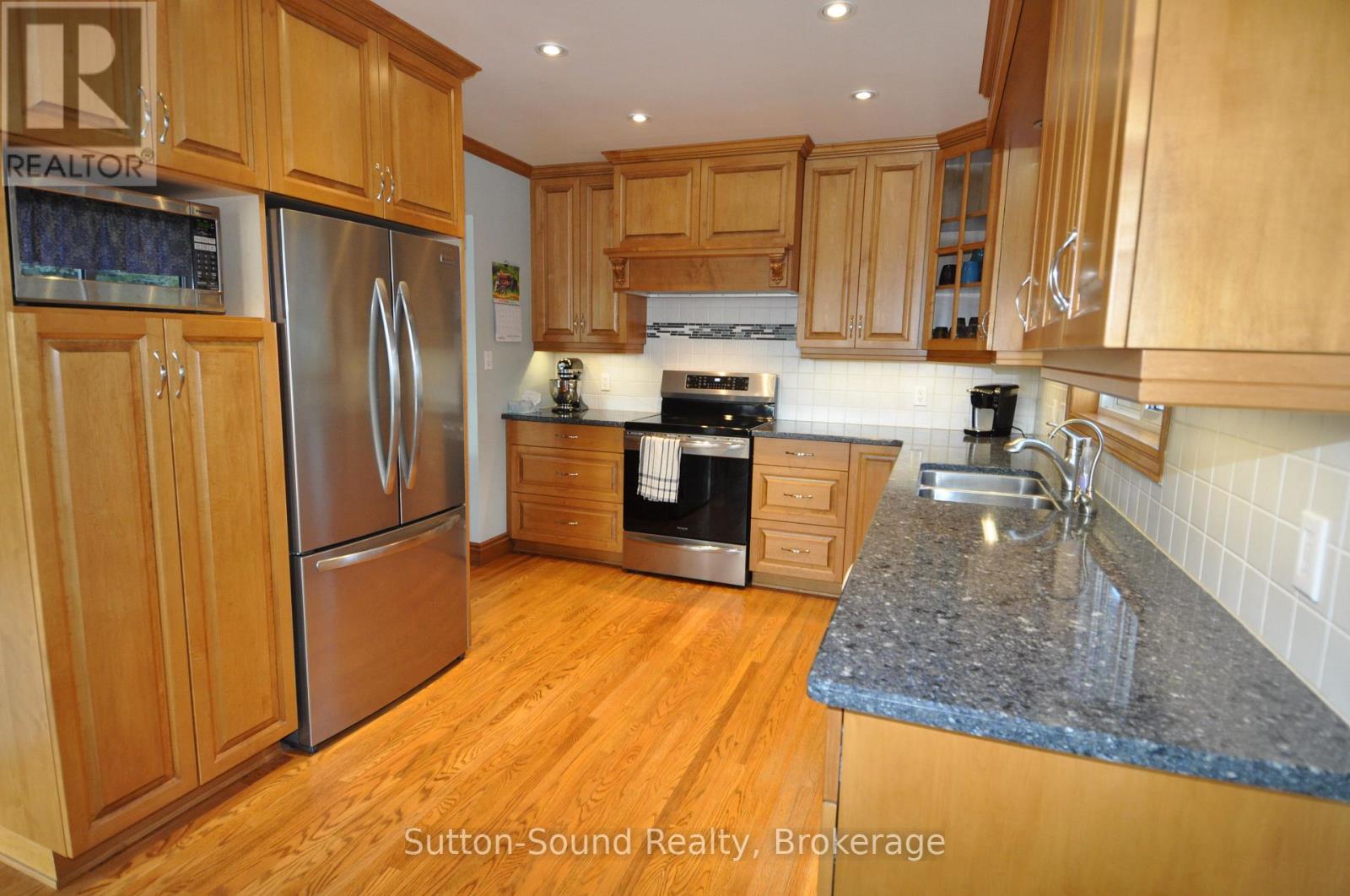 232 Finden Street, Georgian Bluffs, Ontario  N4K 6V5 - Photo 11 - X12456025