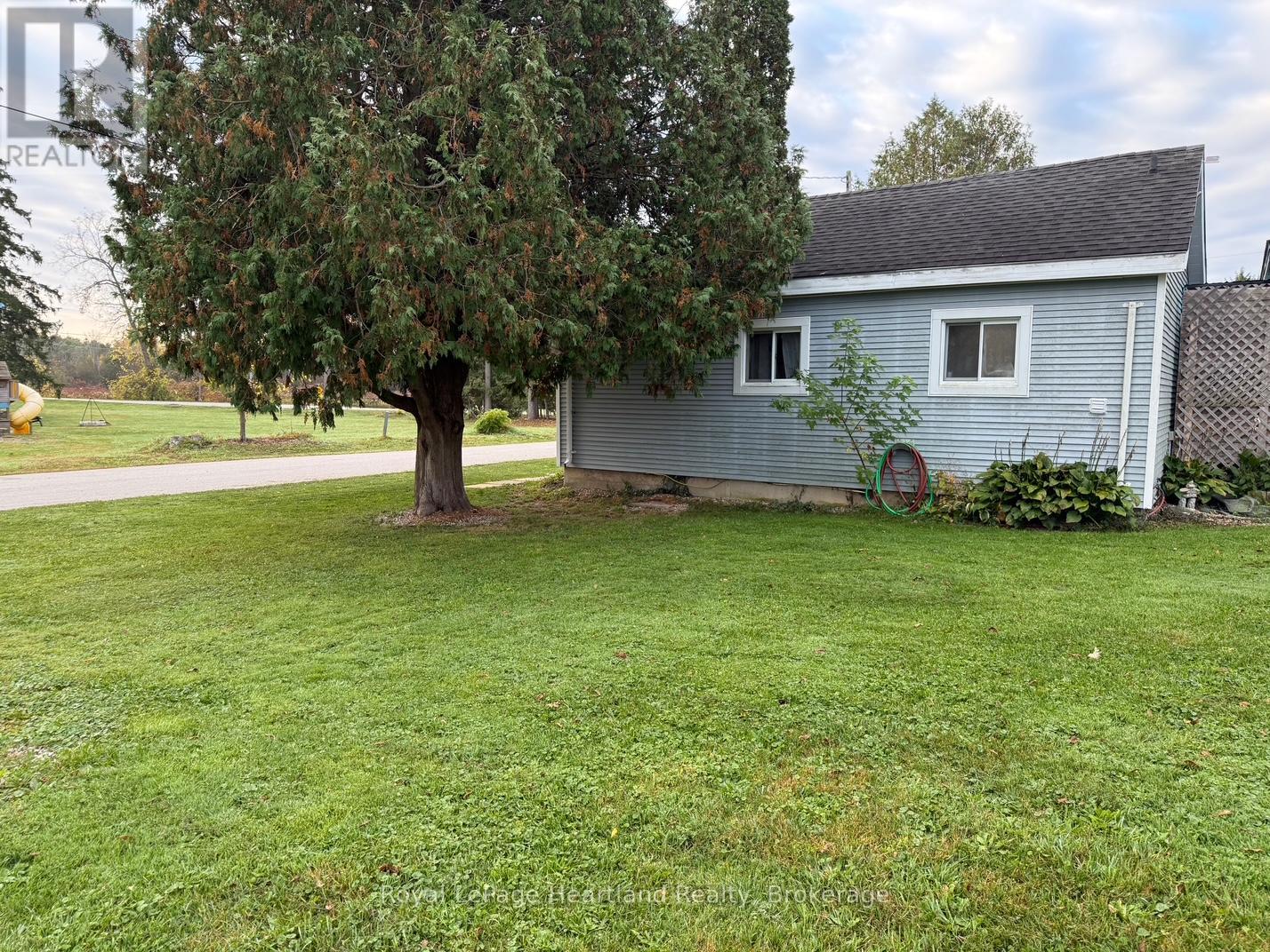 770 Somerville Street, Huron-Kinloss, Ontario  N0G 2H0 - Photo 12 - X12460169