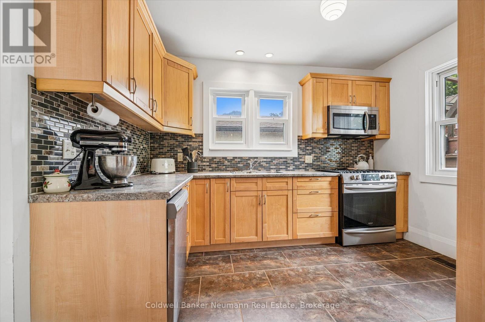 39 Agnes Street, Kitchener, Ontario  N2G 2E9 - Photo 8 - X12460332