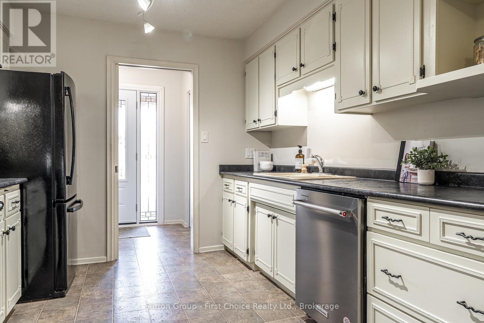 39 Baker Street, Stratford, Ontario  N5A 7A2 - Photo 13 - X12460473