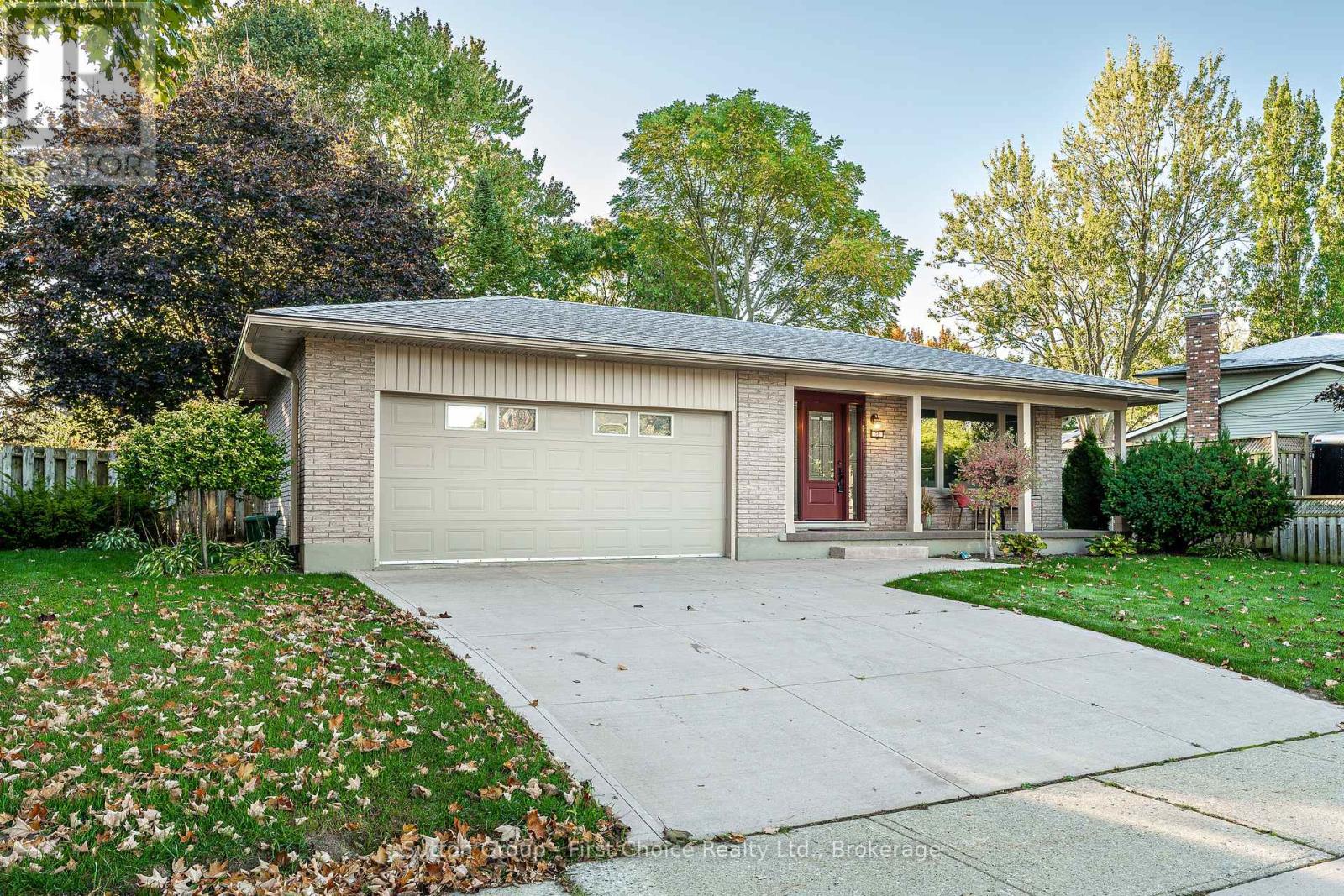 39 Baker Street, Stratford, Ontario  N5A 7A2 - Photo 2 - X12460473