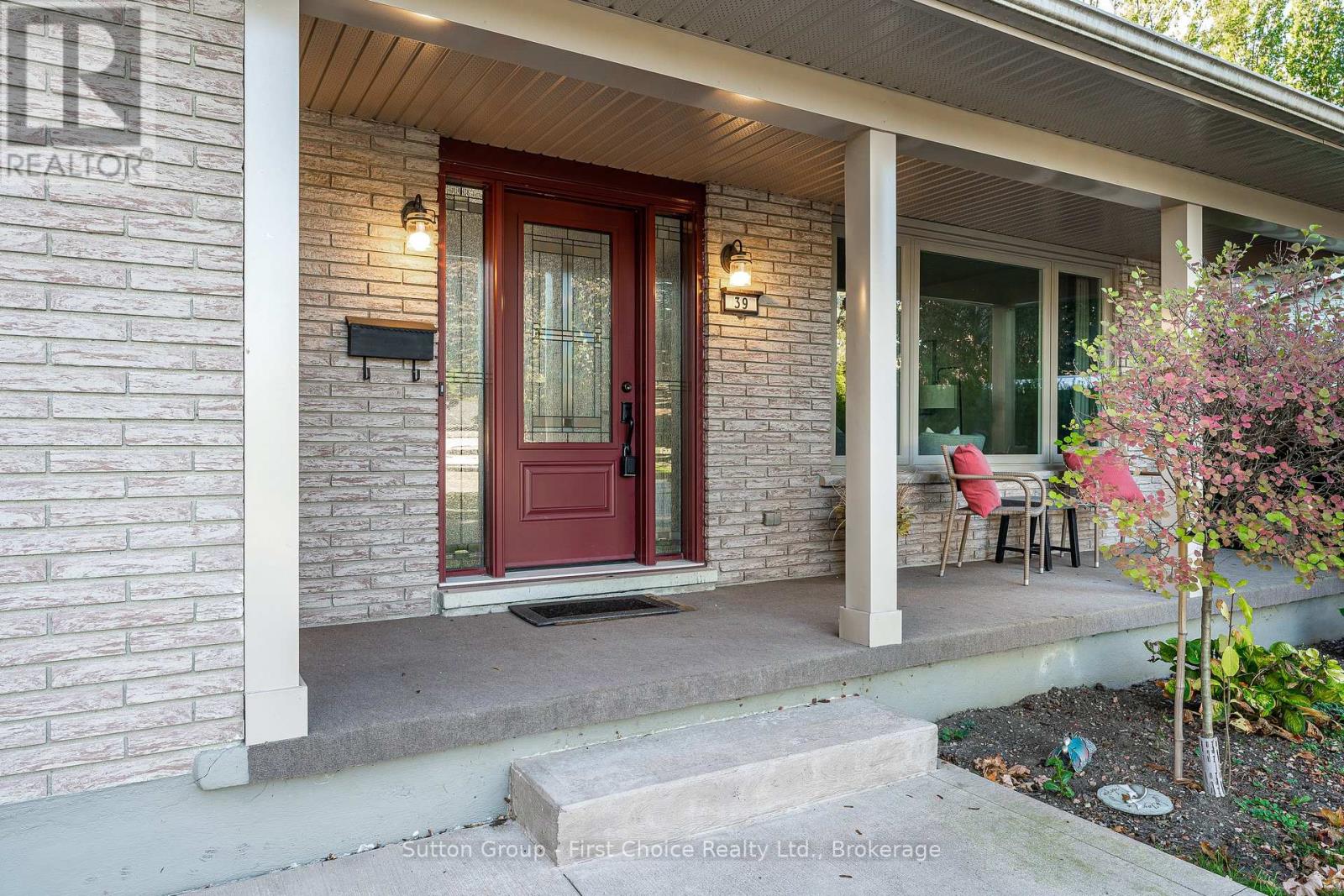 39 Baker Street, Stratford, Ontario  N5A 7A2 - Photo 3 - X12460473