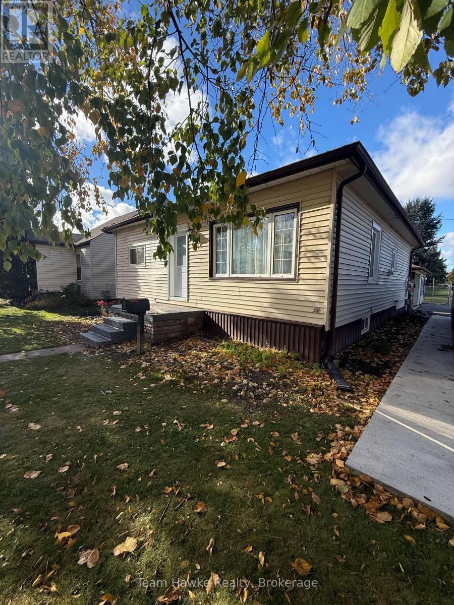 258 Elizabeth Street, Midland, Ontario  L4R 1Y6 - Photo 2 - S12473360