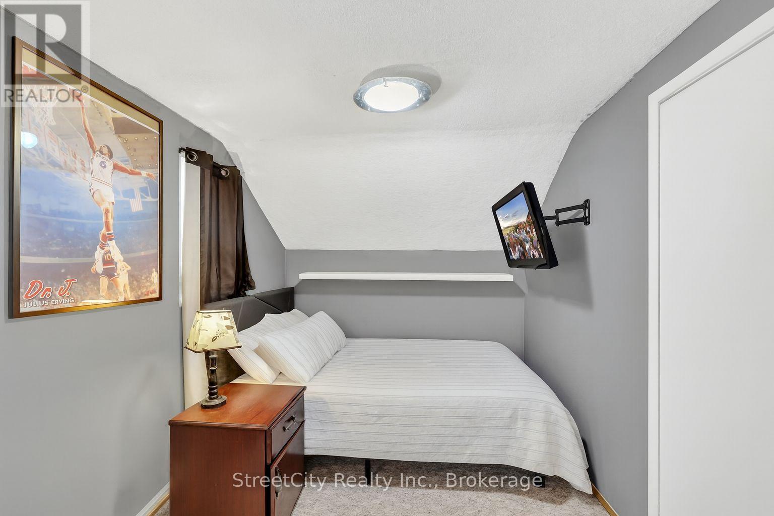 265 Front Street, Stratford, Ontario  N5A 4J1 - Photo 9 - X12473814