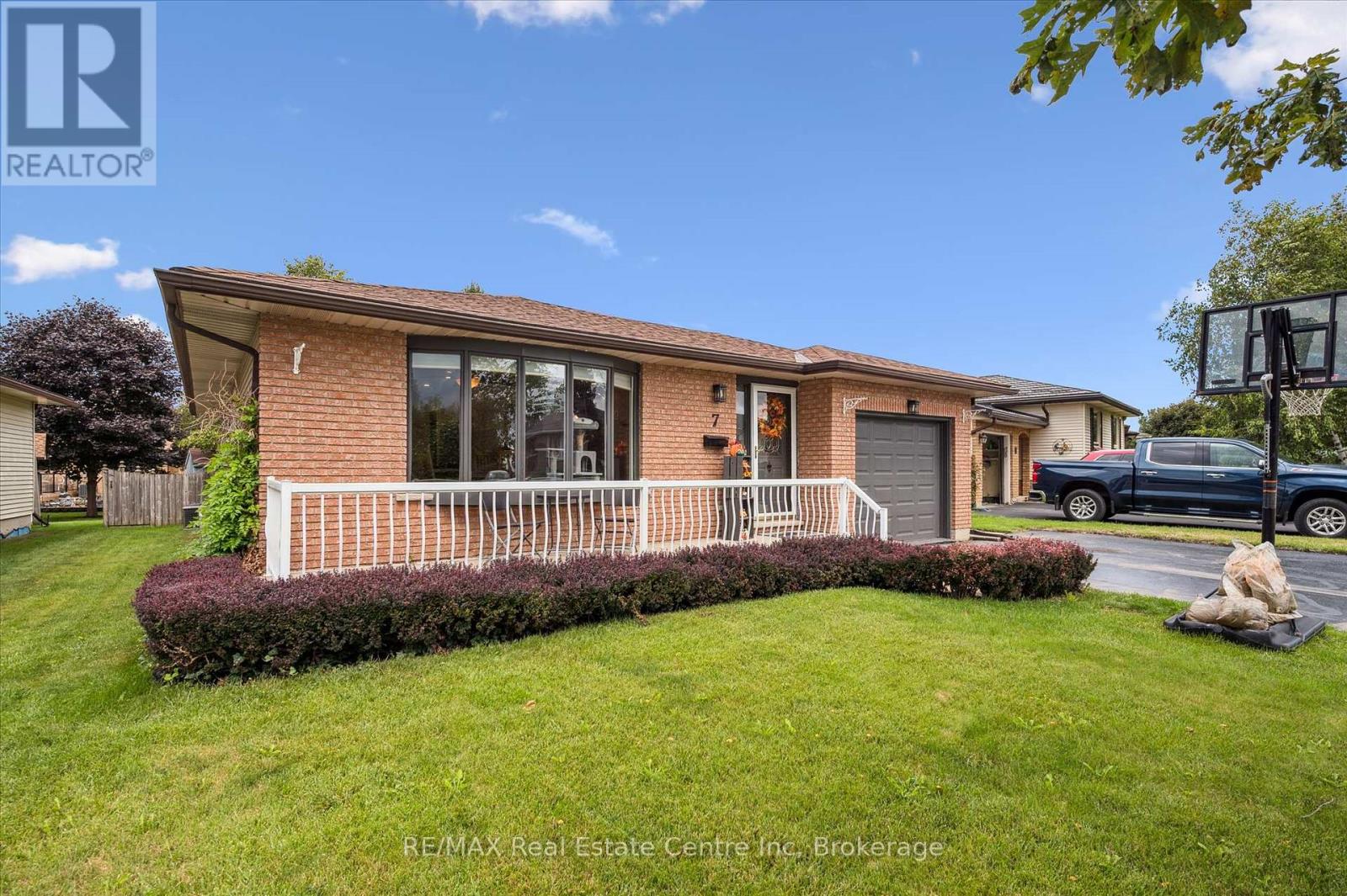 7 Eastview Drive, Wellington North, Ontario  N0G 1A0 - Photo 2 - X12476079