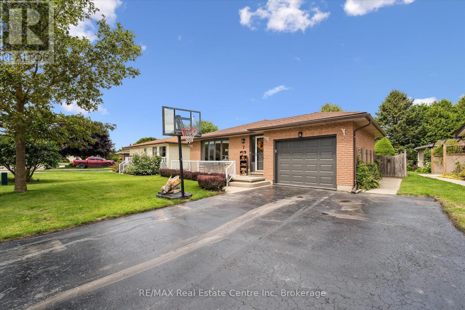 7 Eastview Drive, Wellington North, Ontario  N0G 1A0 - Photo 3 - X12476079