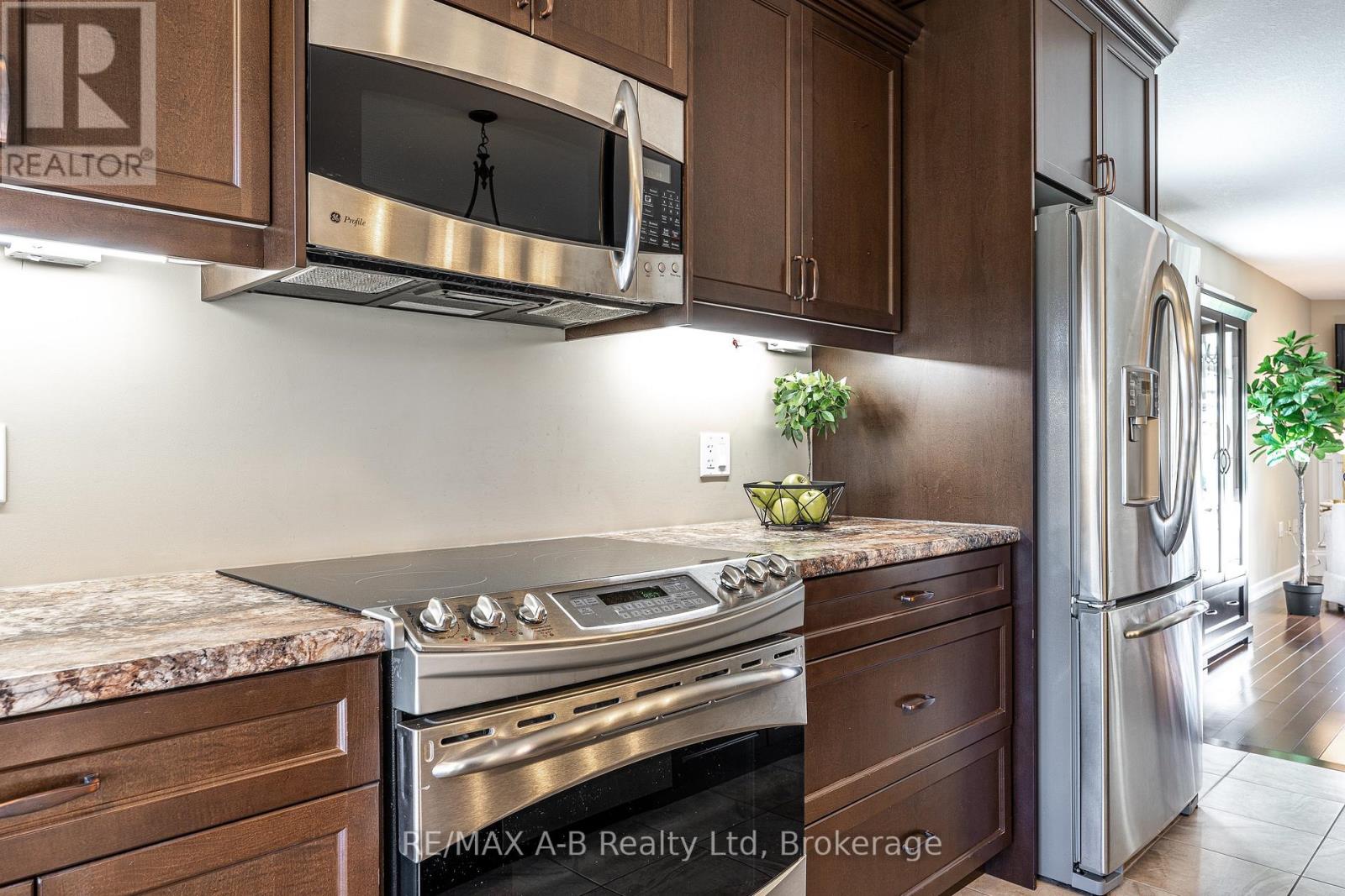 30 Homefield Court, St. Marys, Ontario  N4X 0A4 - Photo 11 - X12511448