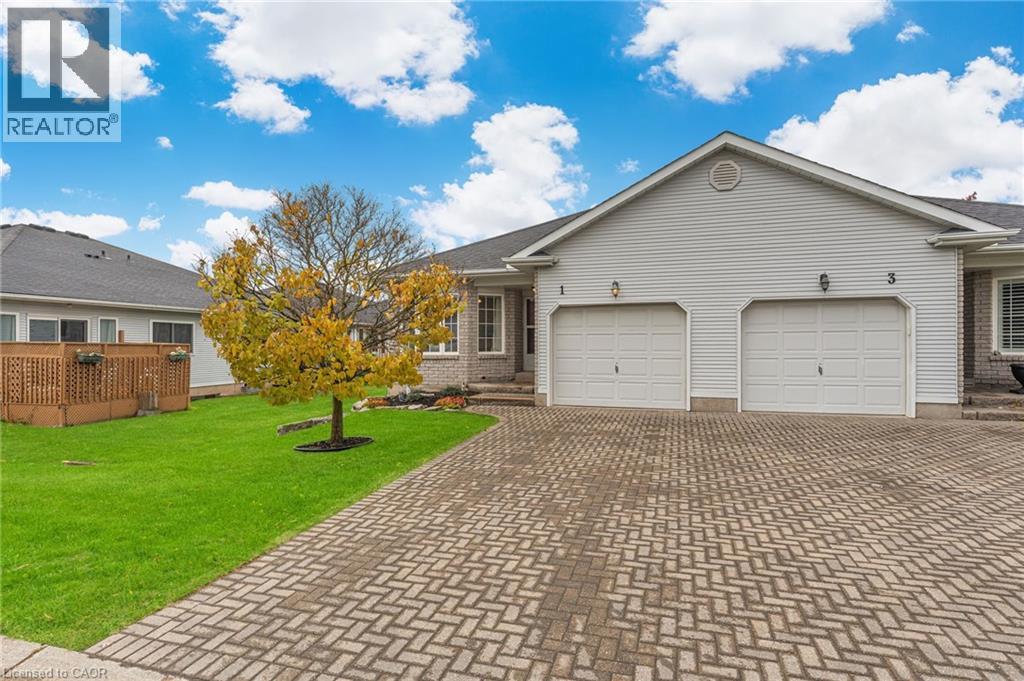 1 VILLAGE Drive, Smithville, Ontario