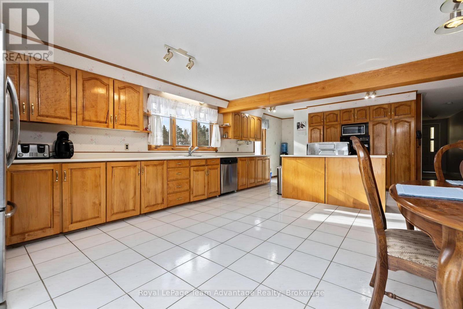 25 Maple Street, Seguin, Ontario  P0C 1J0 - Photo 2 - X12540972