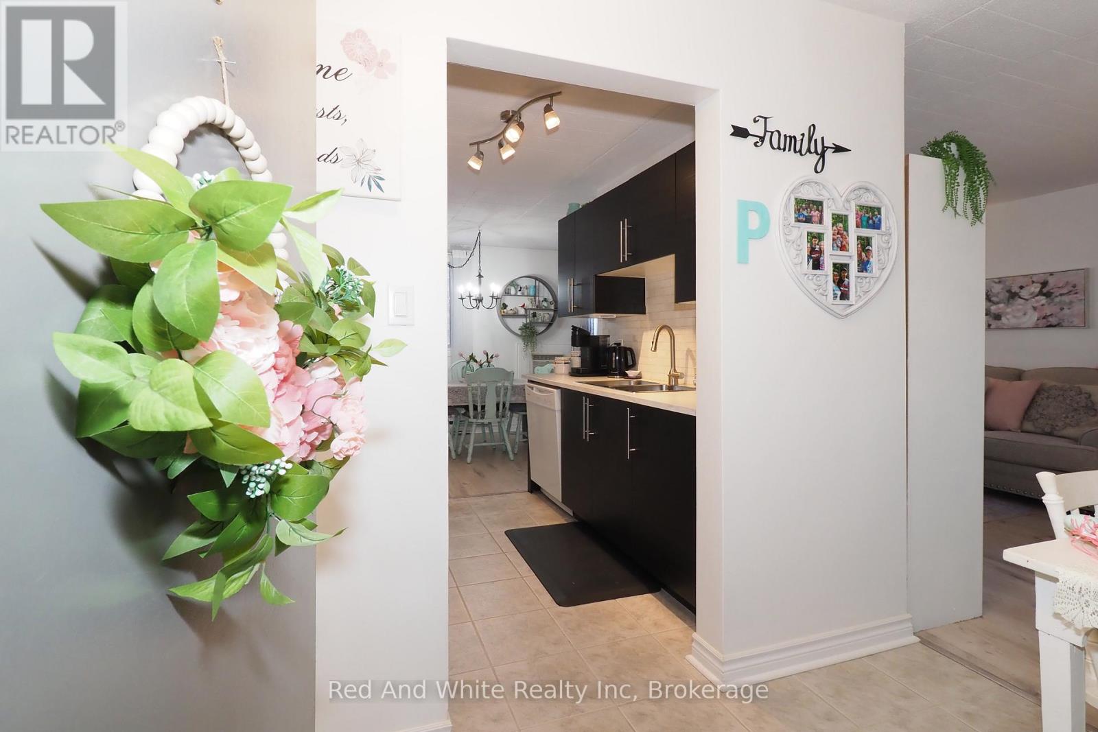 403 - 29 West Avenue W, Kitchener, Ontario  N2M 5E4 - Photo 3 - X12477605