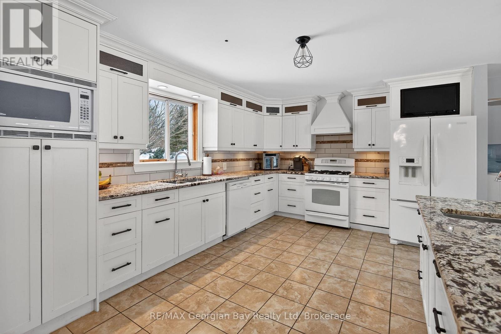 63 Lepage Drive, Penetanguishene, Ontario  L9M 1R5 - Photo 11 - S12763384