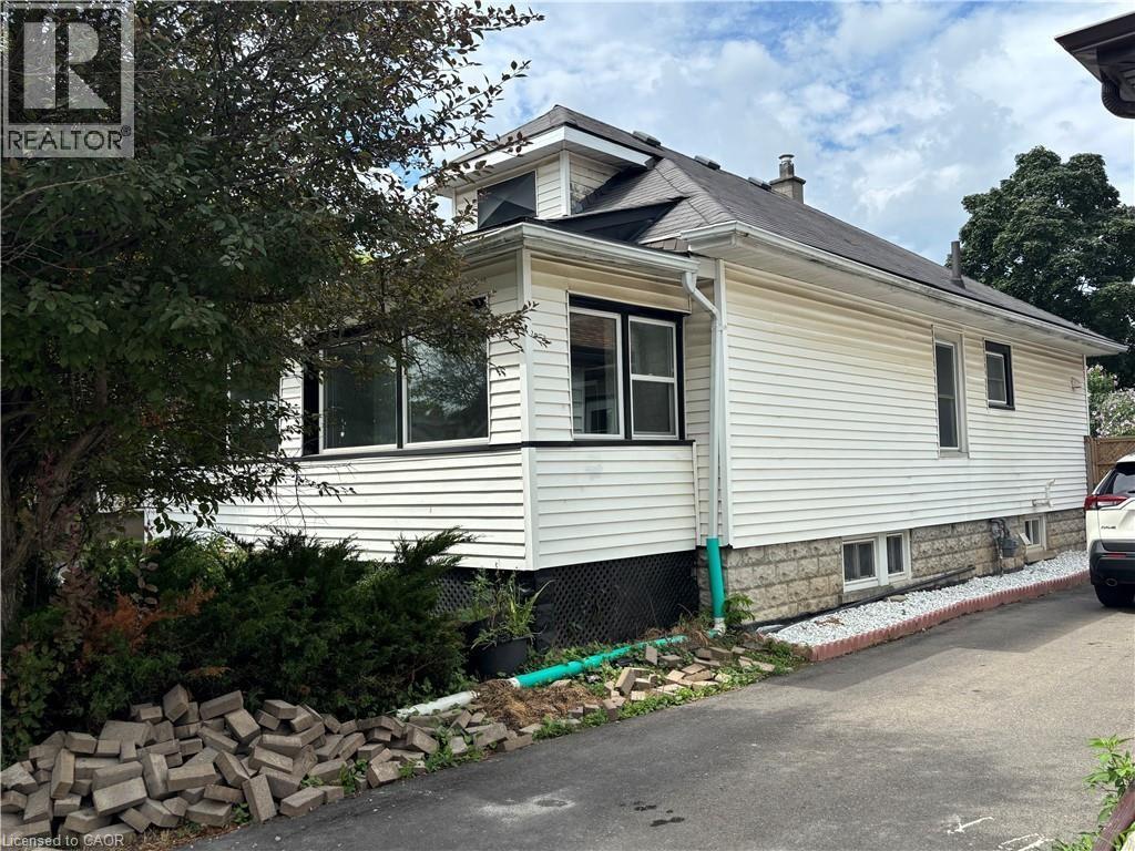 9 Grantham Avenue S, St. Catharines, Ontario  L2P 3B3 - Photo 4 - 40803399