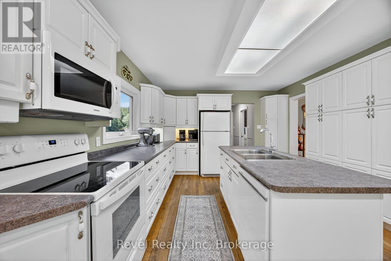 7190 93 Highway, Tiny, Ontario  L0K 2E1 - Photo 4 - S12772826