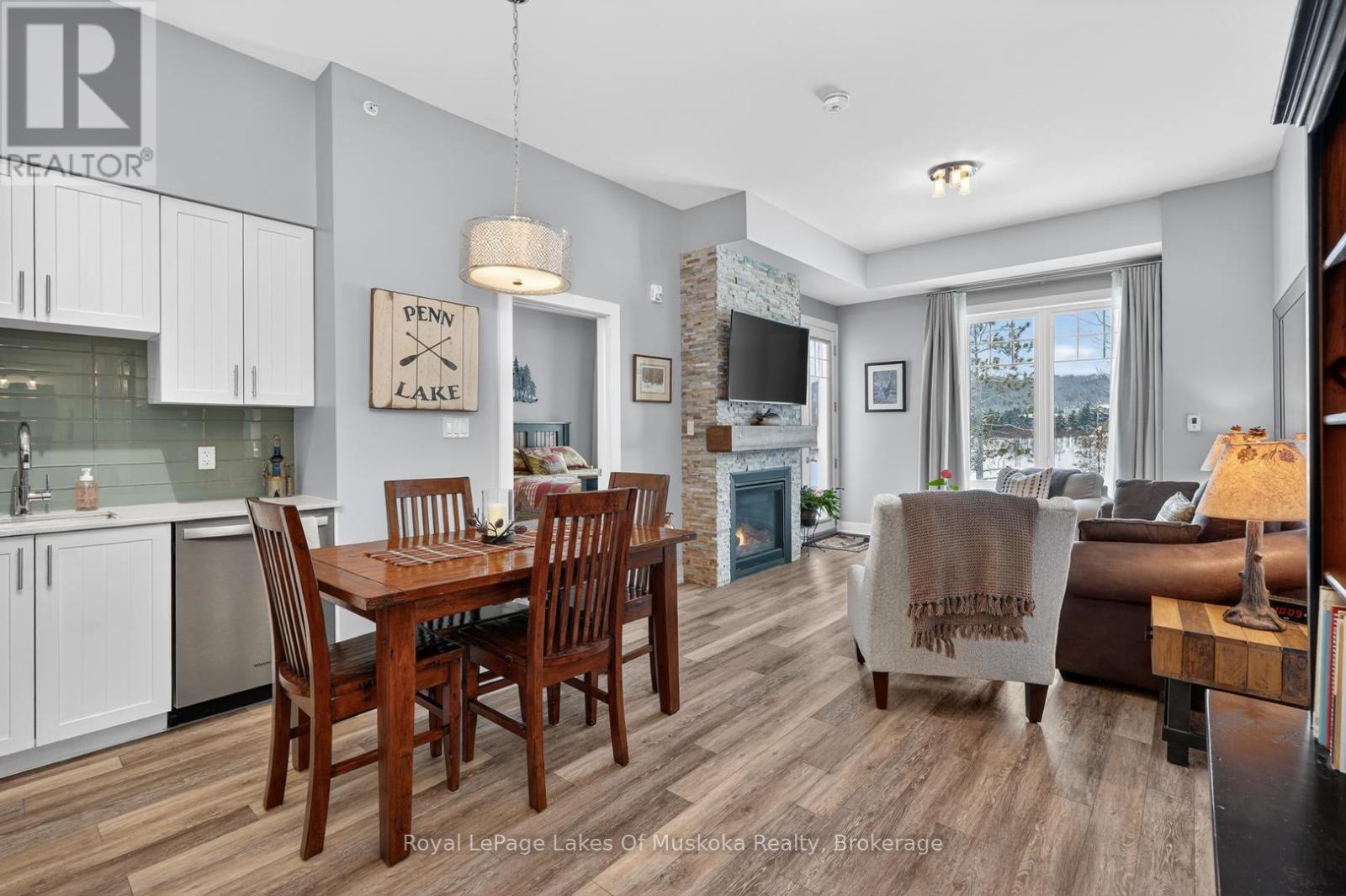 102 - 25 Pen Lake Point Road, Huntsville, Ontario  P1H 1A9 - Photo 2 - X12831966