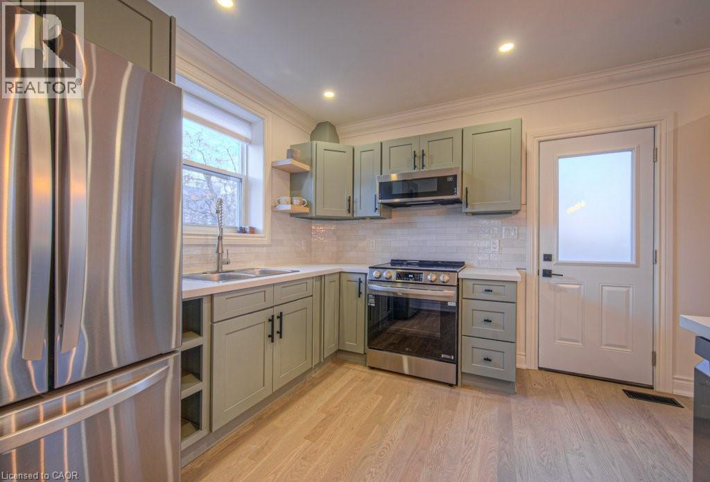 30 Dunbar Road S, Waterloo, Ontario  N2L 2E3 - Photo 3 - 40808514