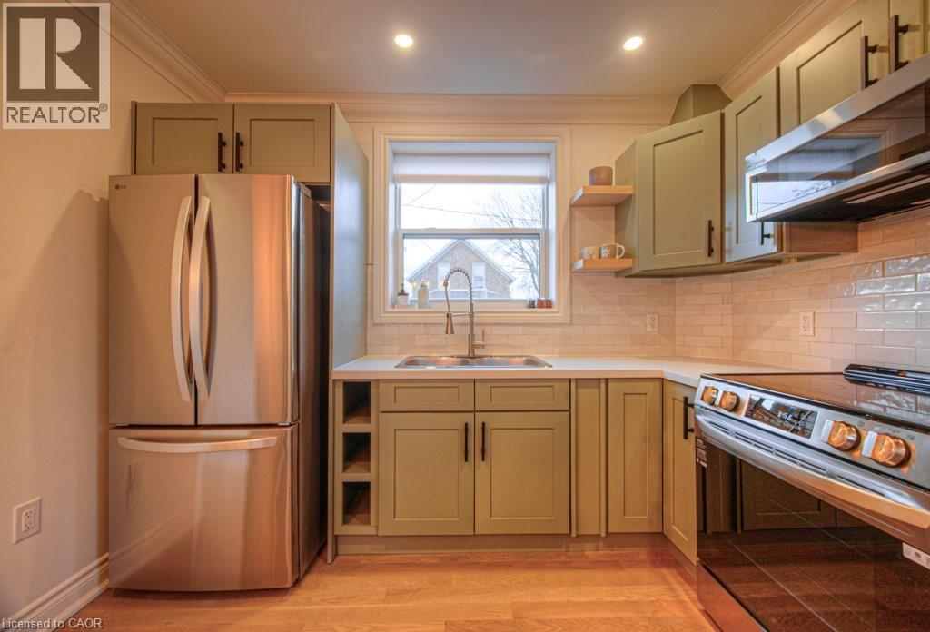 30 Dunbar Road S, Waterloo, Ontario  N2L 2E3 - Photo 4 - 40808514