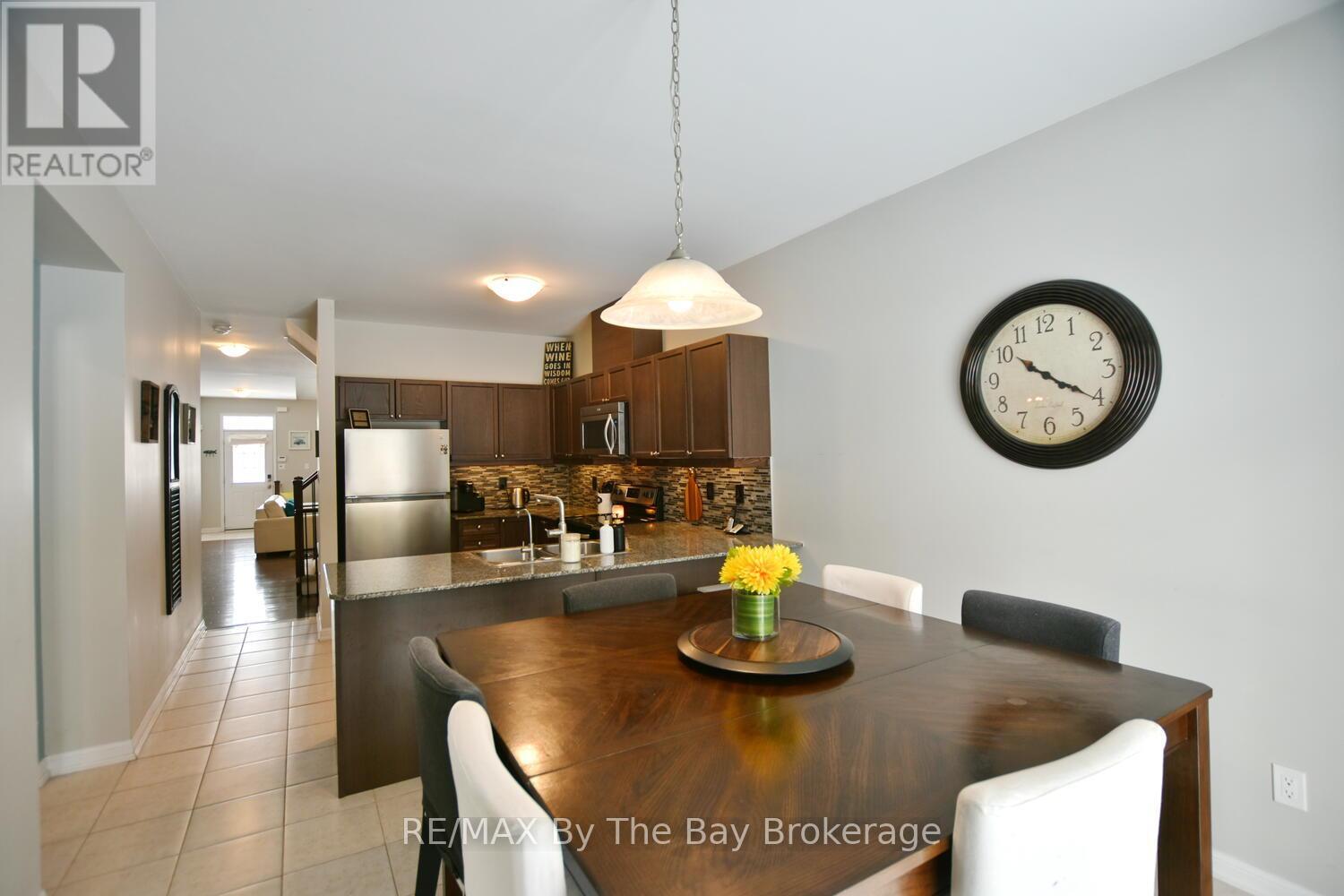 37 Berkshire Avenue, Wasaga Beach, Ontario  L9Z 0G3 - Photo 11 - S12842220